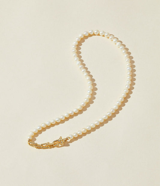 Horseshoe buckle Pearl Necklace