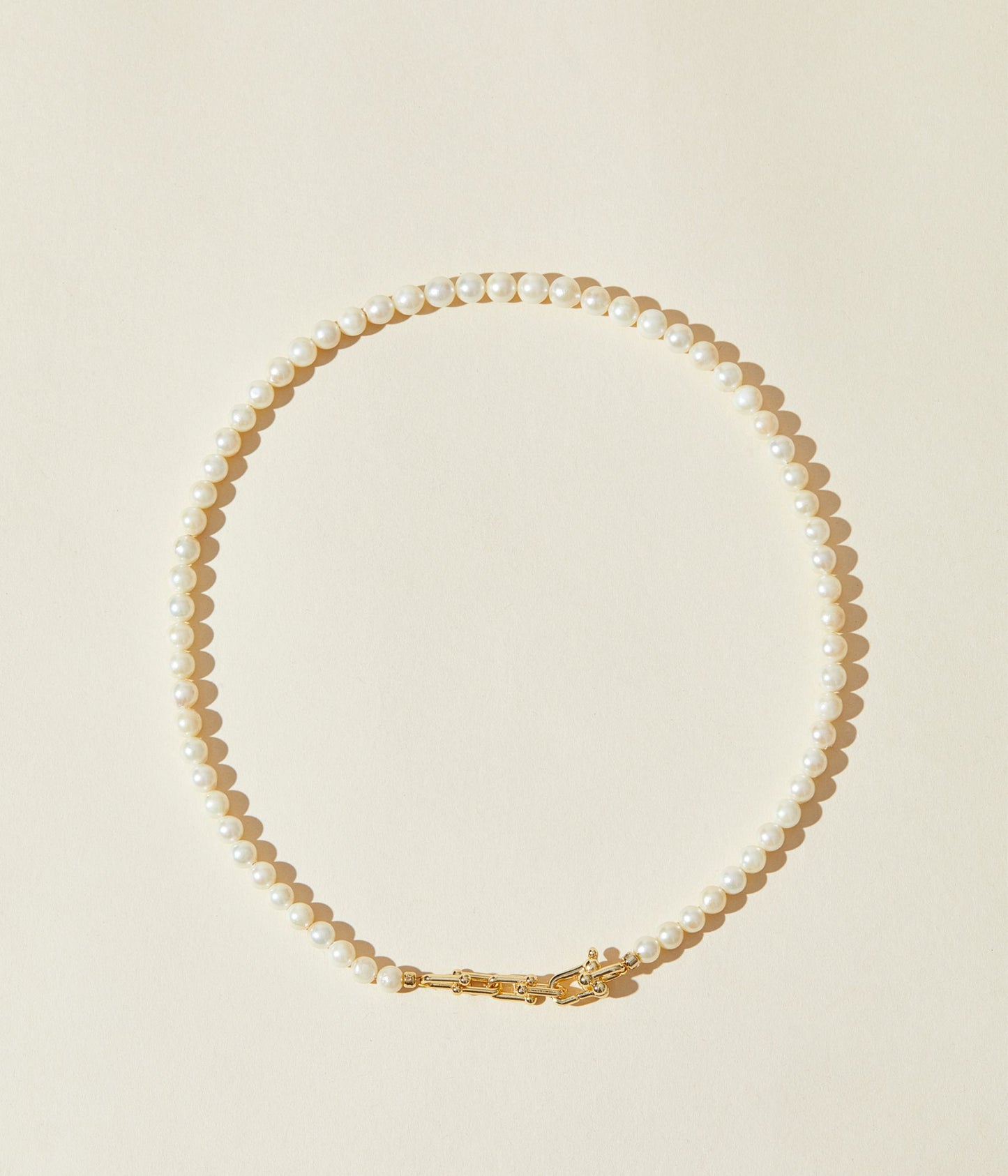 Horseshoe buckle Pearl Necklace