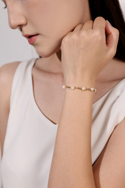 Glimmering Pearl Bracelet